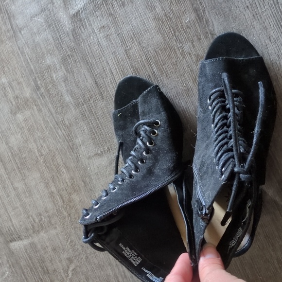 Shoes - Picture 8 of 9